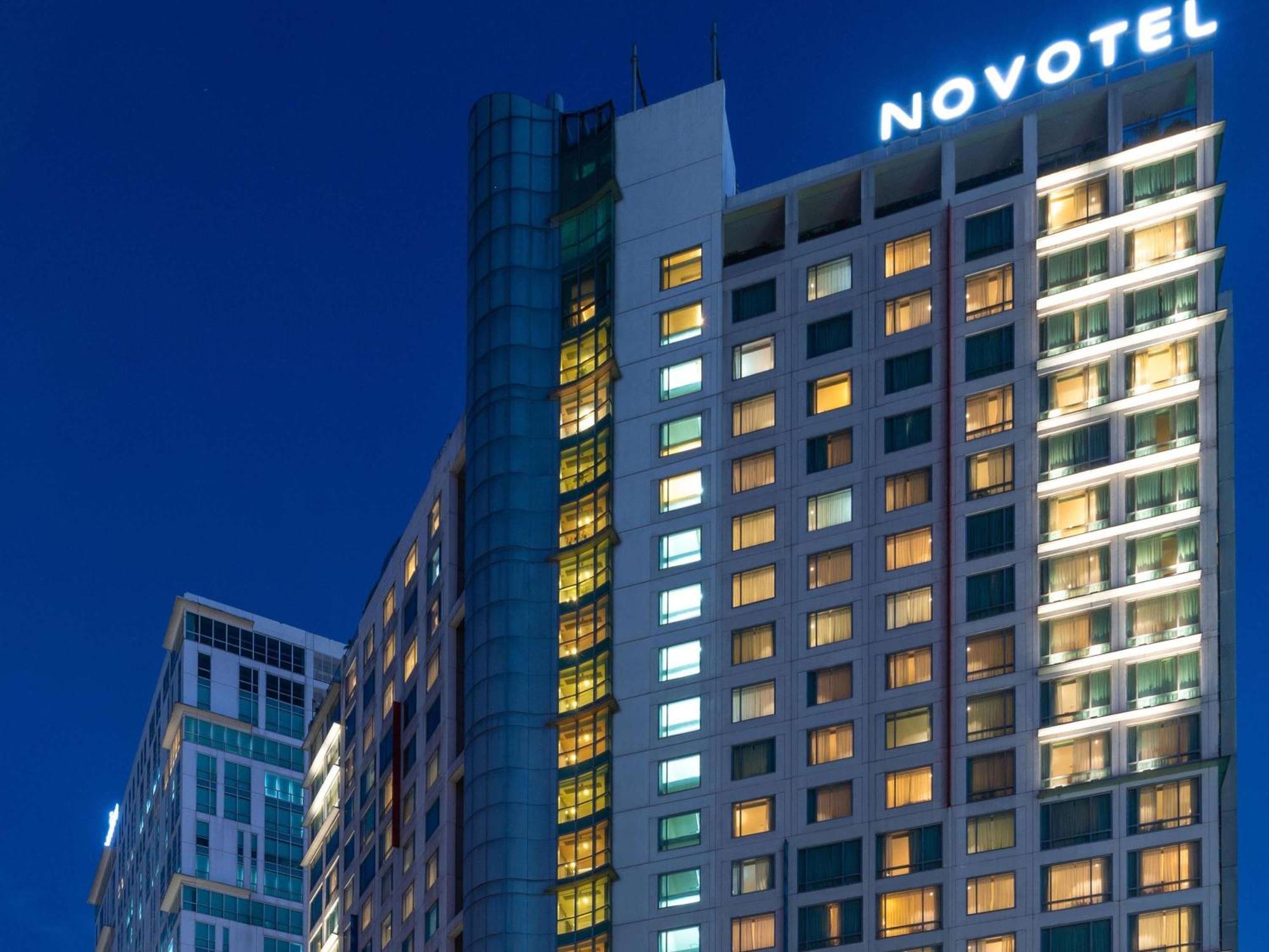 Novotel Manila Araneta City Hotel Bagian luar foto